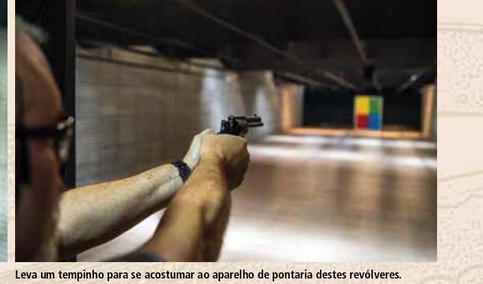 Atirador com o Taurus Imperador no estande